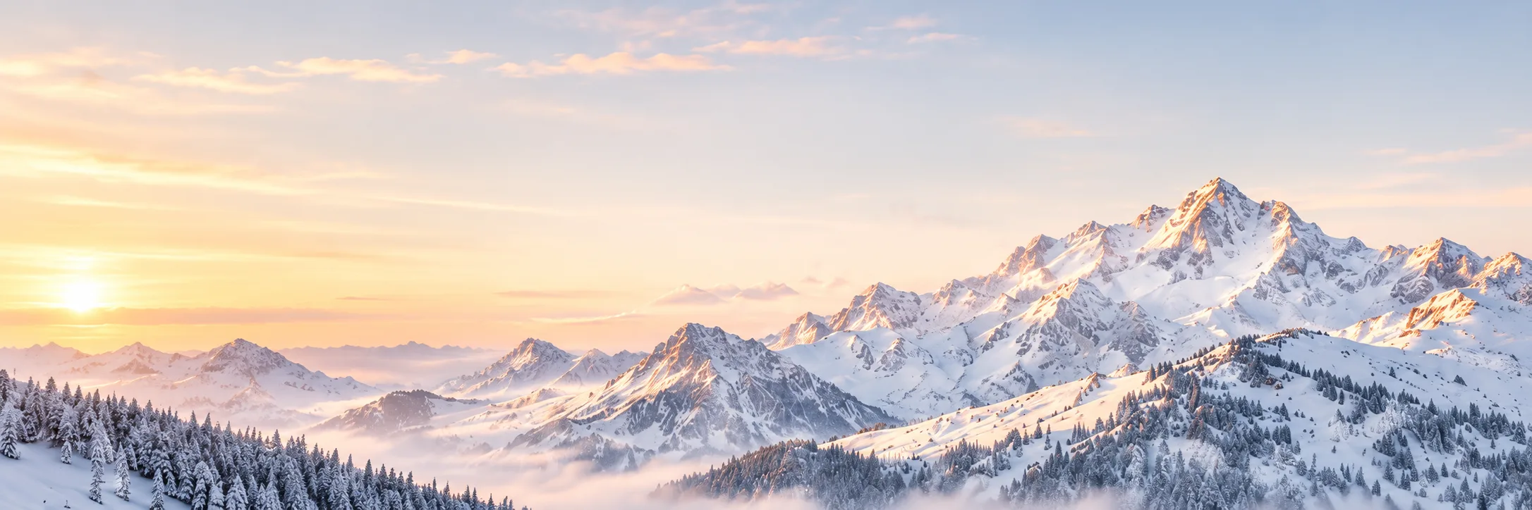 Verschneite Berge im warmen Sonnenlicht